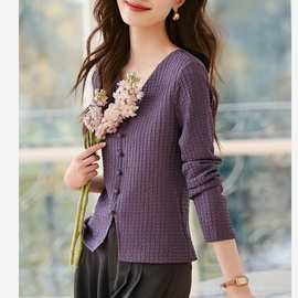 外贸温柔气质肌理百搭T恤女2024年春季新款简约时髦显瘦V领打底衫