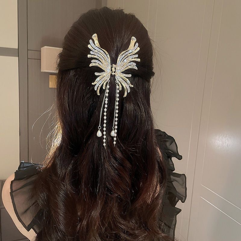 Elegante fermacapelli a farfalla con perle e nappe_voghion.com
