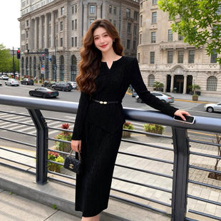 �r�����bŮ�b����߼����ﶬ�b����һ����Ů�z�q���°���ȹ�ɼ���
