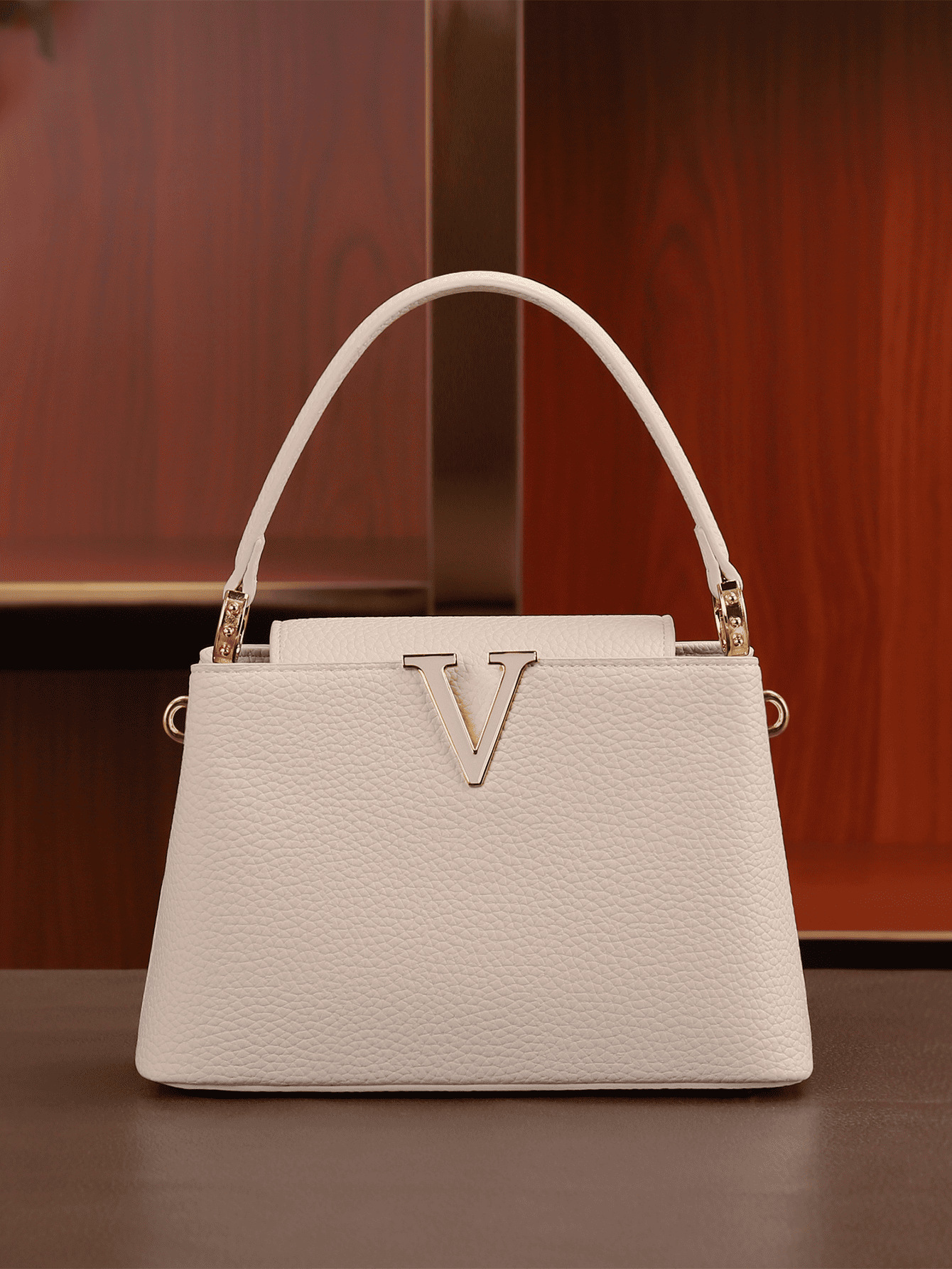 Nuevo poho2025 simple decoración en forma de V portátil estilo extranjero hombro de moda balde de moda bolsa de mujer