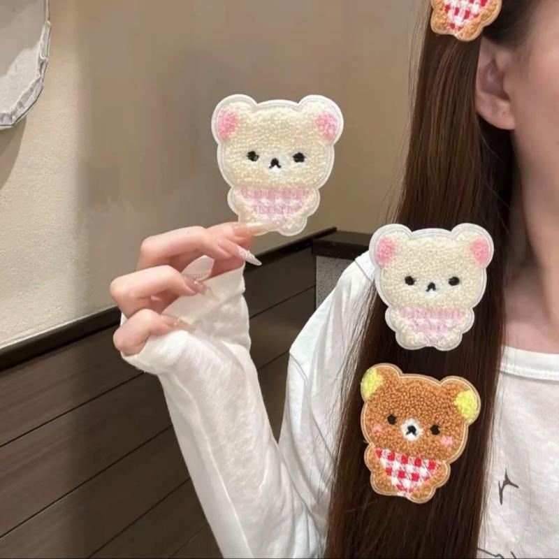 Soft and cute bib with a bear design, featuring a Velcro closure, perfect for sweet and stylish girls, with a seamless fringe design, and a trendy Instagram-inspired look
