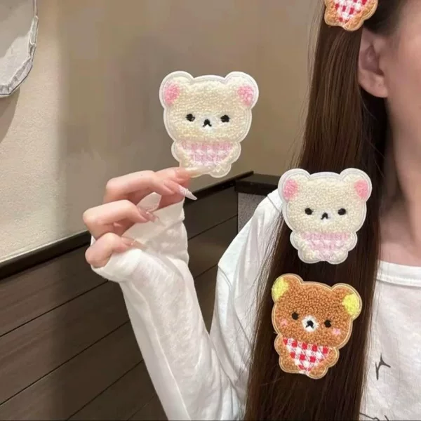 Soft and cute bib with a bear design, featuring a Velcro closure, perfect for sweet and stylish girls, with a seamless fringe design, and a trendy Instagram-inspired look