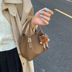 新款单肩手提水桶包潮流百搭大容量时尚质感简约单肩可爱挂件包包