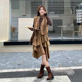 复古慵懒风三件套女2026秋新款马甲打底衫不规则半身裙套装带丝巾