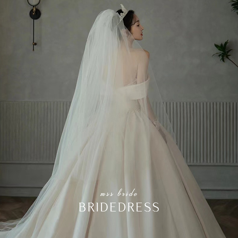 Vestido de novia principal al estilo de Gao Luo, nuevo modelo 2026, estilo retro francés de satén con hombros descubiertos para novias pequeñas, disponible para venta al por mayor.