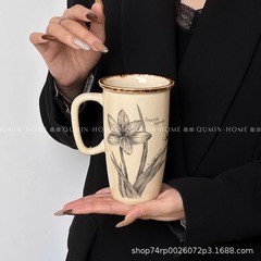 レトロな花のカップルのコップの中古風のマグカップの高い顔の値の陶磁器の杯の午後のお茶の牛乳のコーヒーの杯