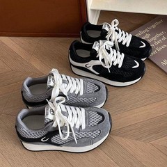 女性用の黒の小さな身長を伸ばす厚底お父さん靴、2025年の新しい夏の多用途の柔らかい底のカジュアルスポーツシューズ