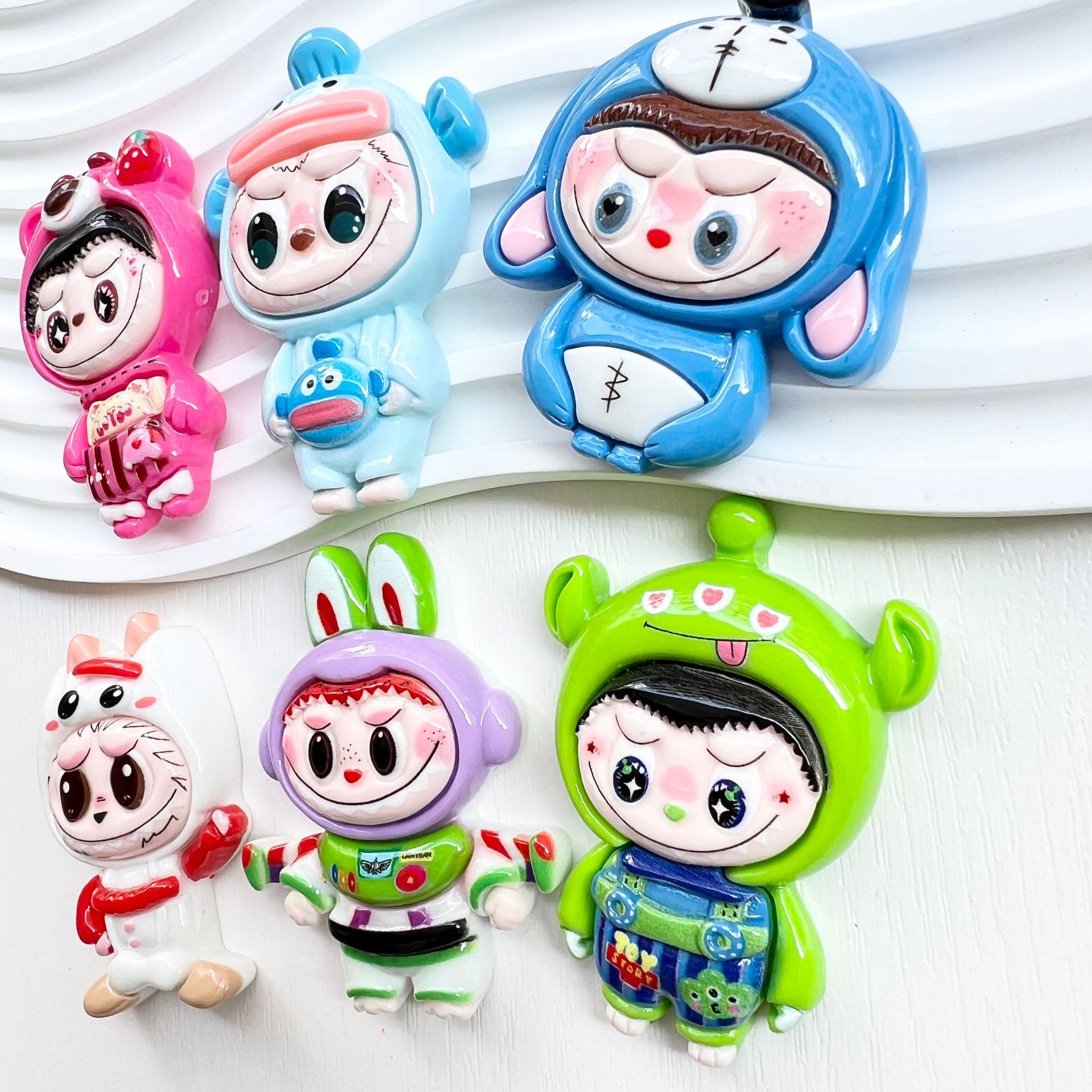 다카 애니메이션 세 눈의 딸기 곰 인형 수지 액세서리 크림 접착제 DIY 헤어 액세서리 머리띠 휴대 전화 케이스 펜던트 배치