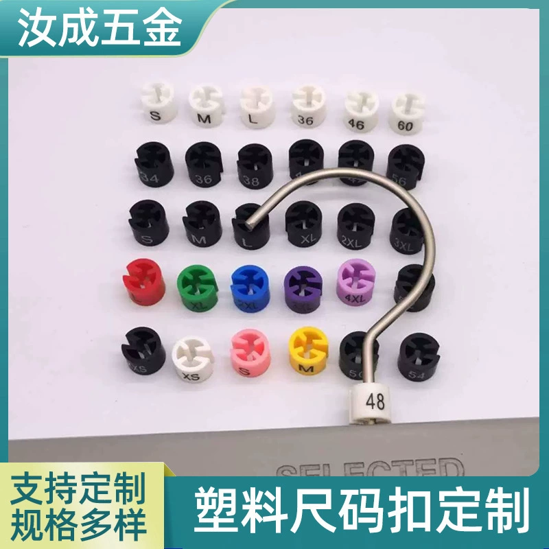 Международный магазин профессиональной одежды с размерными кольцами и четкими цветовыми маркировками и печатными этикетками с указанием размеров.