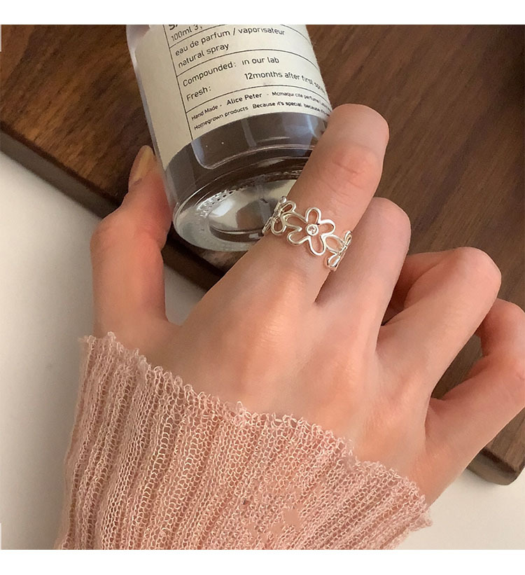 Minimalist Hollow Flower Ring For Women In Pure Silver Adjustable_voghion.com