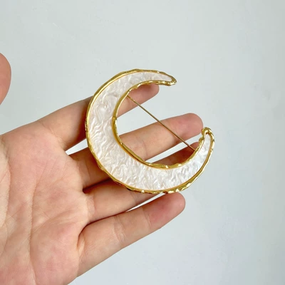 French vintage crescent moon brooch, Yaxa sancaqları - white