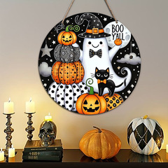 ハロウィーンをテーマにしたパーティーの雰囲気木造の家の壁に祝日の装飾の表札を飾っています。