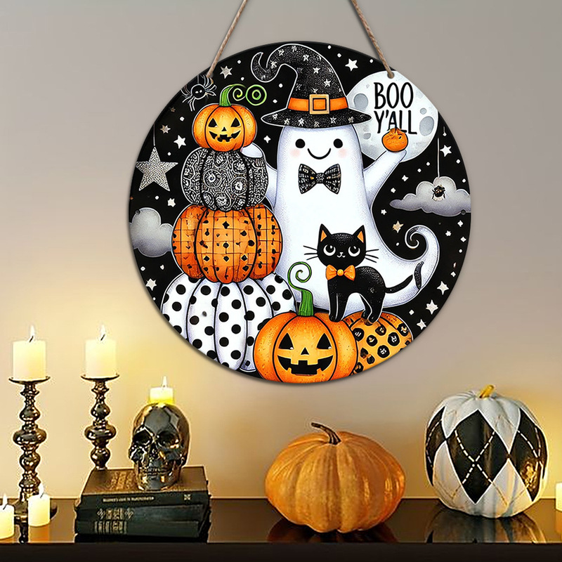 ハロウィーンをテーマにしたパーティーの雰囲気木造の家の壁に祝日の装飾の表札を飾っています。|undefined