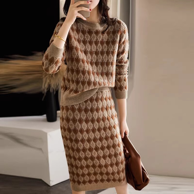 High-End Fashionable and Chic Wool Knitted Two-Piece Set for Women 2025 Autumn New Retro Small Fragrance Sweater Skirt Suit