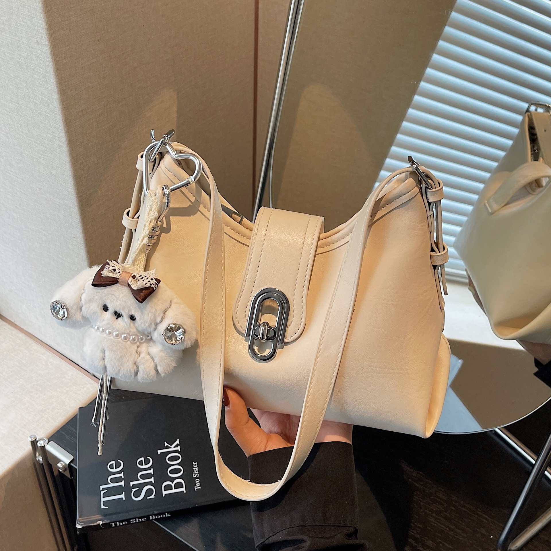 La sensación cotidiana de lujo ligero nicho bolso debajo de la braza de la mujer 2026 nuevo estilo primavera-verano popular viaje de hombro bolso de cubo