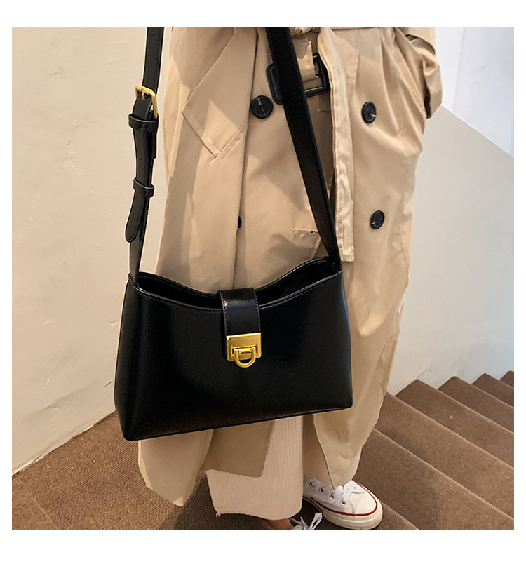 2021 New Bucket Female Bag Korean Solid Color Large-capacity Commuter Diagonal Bag display picture 131