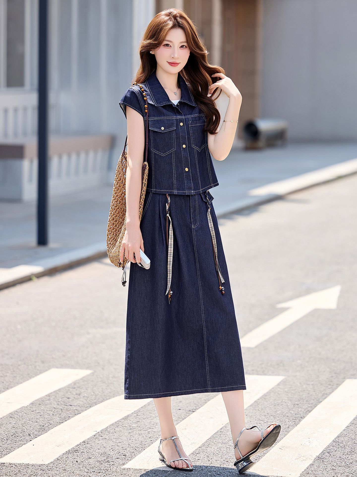 Bộ váy denim ba mảnh gồm áo khoác vest không tay, áo hai dây và chân váy midi — Màu ảnh