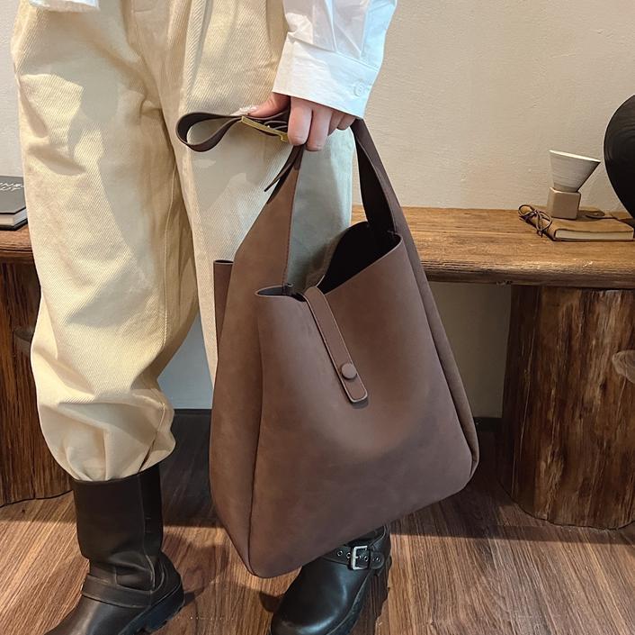 Bolsa de viaje de moda simple versátil para mujeres 2024 nuevo estilo coreano bolso de brazo de gran capacidad de hombro ancho bolso