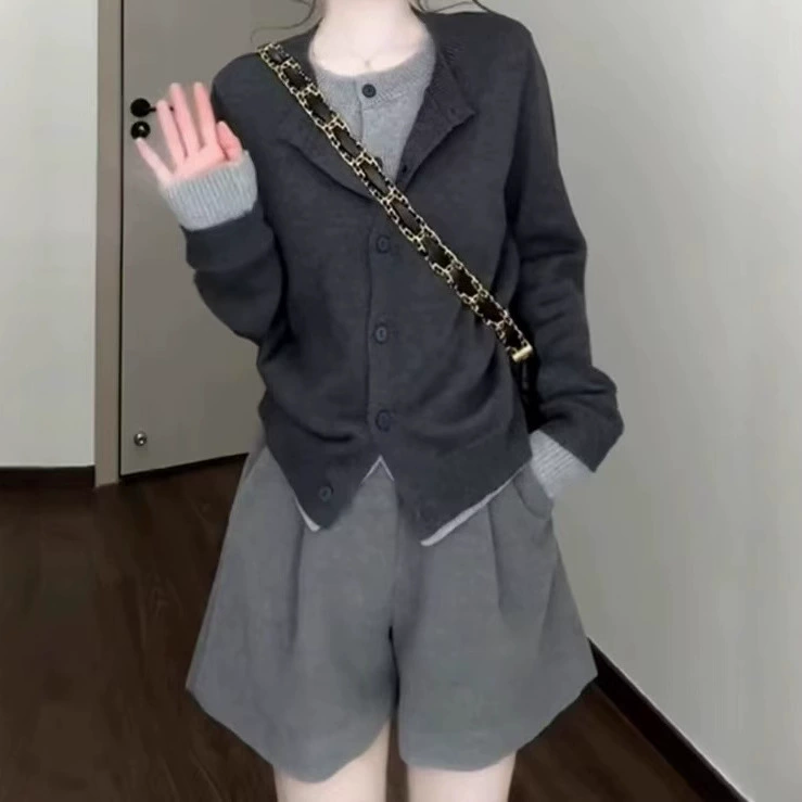 Серые трикотажные костюмы для отдыха