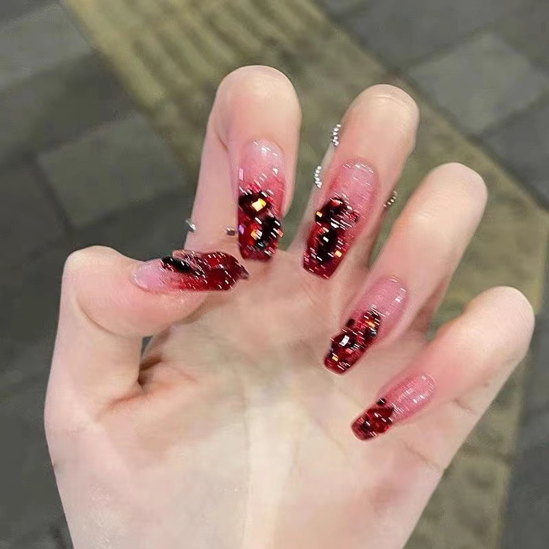 Manicura de Año Nuevo Gradiente rojo Polvo brillante desgaste manicura producto terminado Otoño e Invierno dividido con parche para uñas Clavo de diamante brillante Aurora