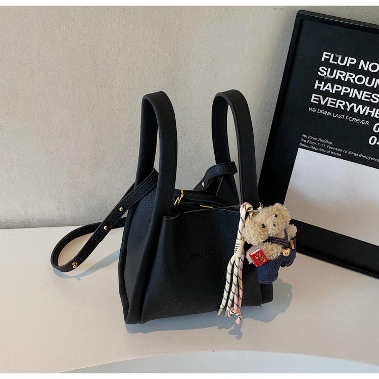 This year's popular bags for ladies are the 2025 new Korean-style simple and versatile crossbody bag and the retro commuting hand-held bucket bag undefined