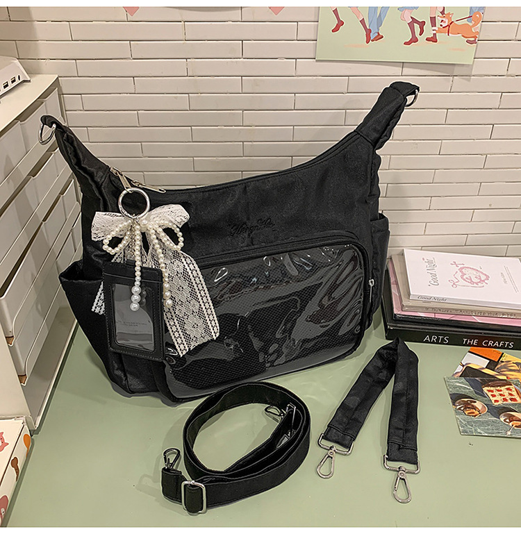 펜던트가 달린 블랙
