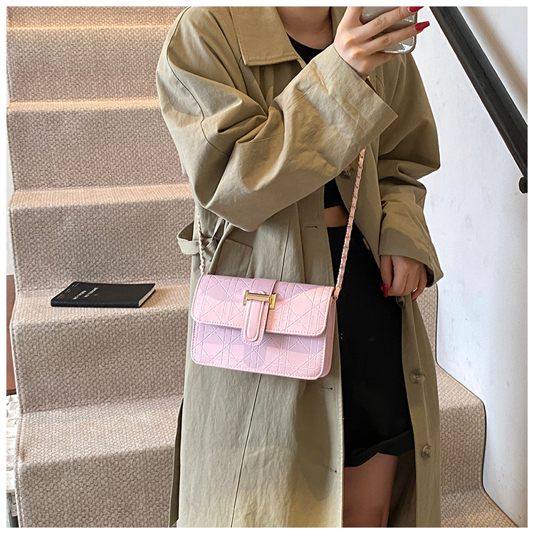 This stylish, high-quality, and trendy hand-held crossbody bag is a new cross-border women's bag for autumn and winter 2024. It features a checkered commuter single-shoulder bag undefined