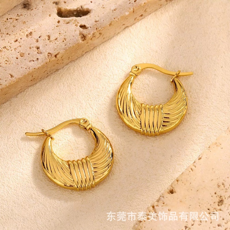 ヨーロッパとアメリカのステンレス鋼メッキ 18 k ゴールドフレンチ光沢のある油圧イヤリングファッショナブルで多用途な幾何学的なチタン鋼フープイヤリング女性用|undefined