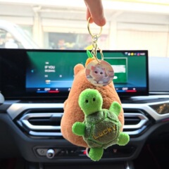 ぬいぐるみは亀のリュックサックを引いてカピバラのキーホルダーを運びます。