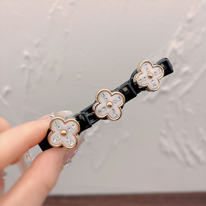 흰색 십자가 네잎 클로버