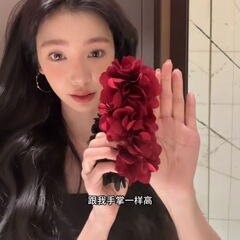 目を引く海洋の奇縁の海辺の人魚の形の超巨大なバナナは森系の花のバナナを挟んで易夢玲を挟みます。