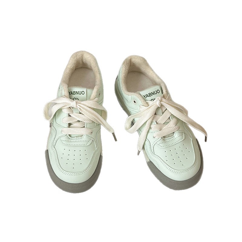 Pequeños zapatos blancos de otoño y invierno adicionados 2025 nuevos zapatos de mujer de color ligero de moda caliente no sofocante zapatos deportivos de viento universitario