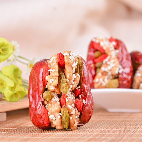 Water Benefits Agriculture Large Red Dates with Walnut Kernels and Raisins Gift Box Small Packaging Filled Dry Goods Pregnant Women's New Year Snacks