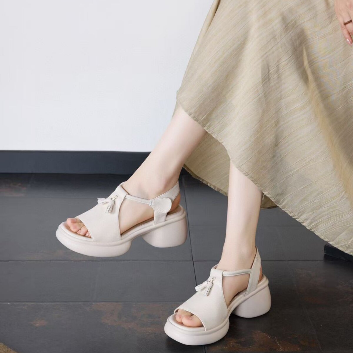 Sandal nữ da thật đế dày mũi hở gót vuông quai ngang — màu đen chi tiết 3