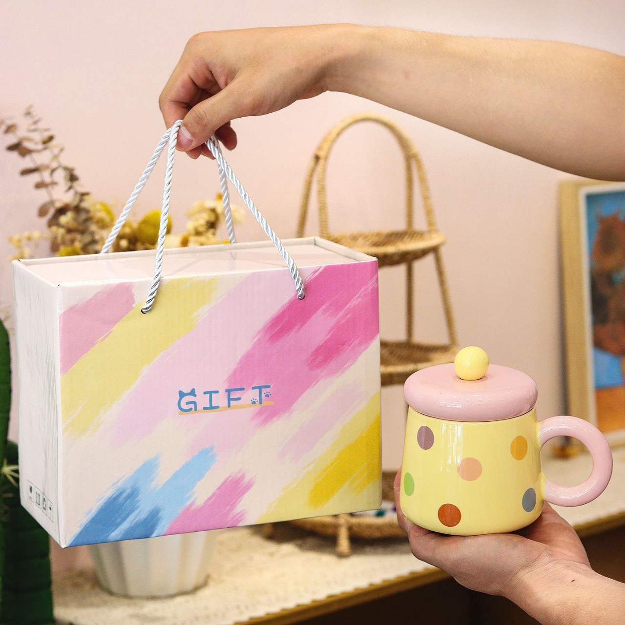 Taza de cerámica de punto de onda creativa para niñas de alto valor de agua taza de desayuno taza de miel con cubierta taza de miel regalo de cumpleaños