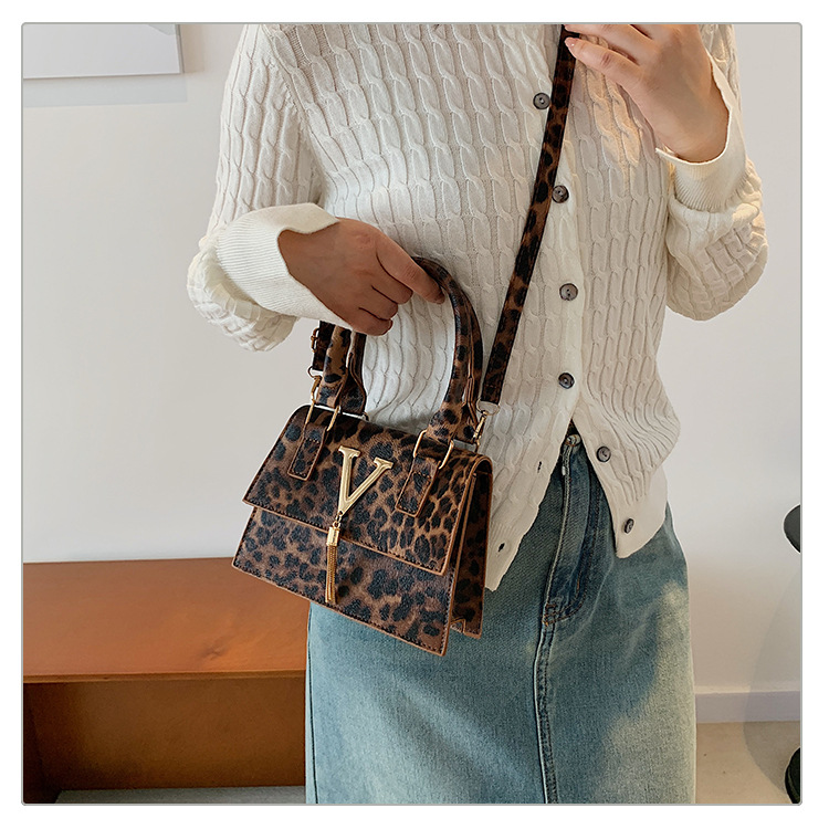 The new leopard print handbag is trendy and stylish. The crossbody bag has a simple texture and a spicy girl style. It is a unique single-shoulder small square bag undefined