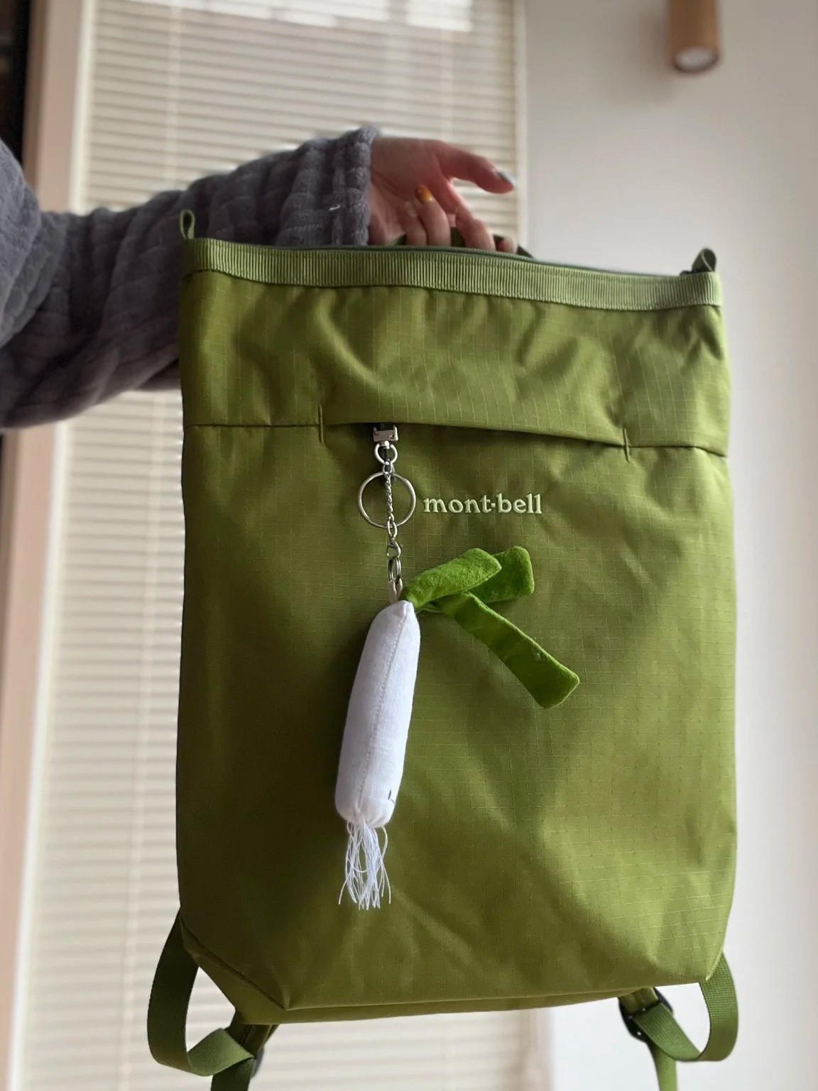 スポットモンベルバックパック女性のアウトドアレジャー旅行バッグコンピュータバックパック男の子 10L 大容量スクールバッグ