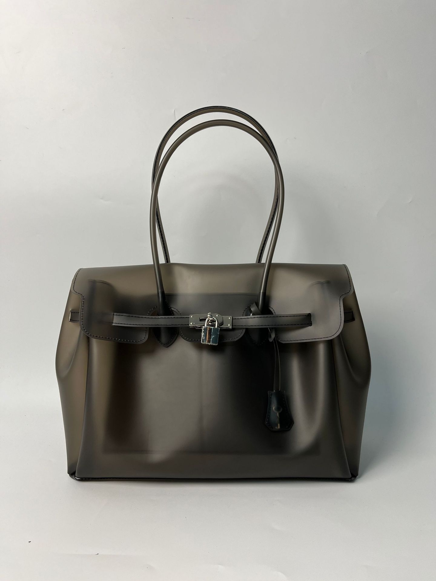 Tpu black (with key + rivets on the bottom) / 35*27*15cm