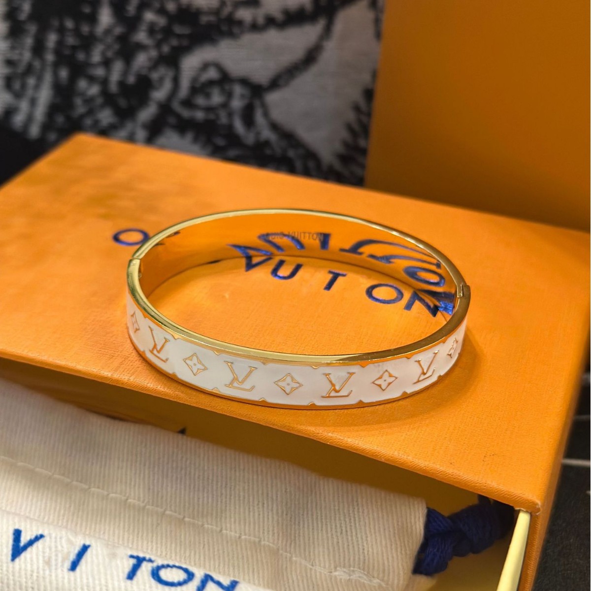 Luxury High-Quality Bracelet with Four-Leaf Clover Design, Fashionable and Sophisticated Jewelry with Electroplating Technology for Color Retention