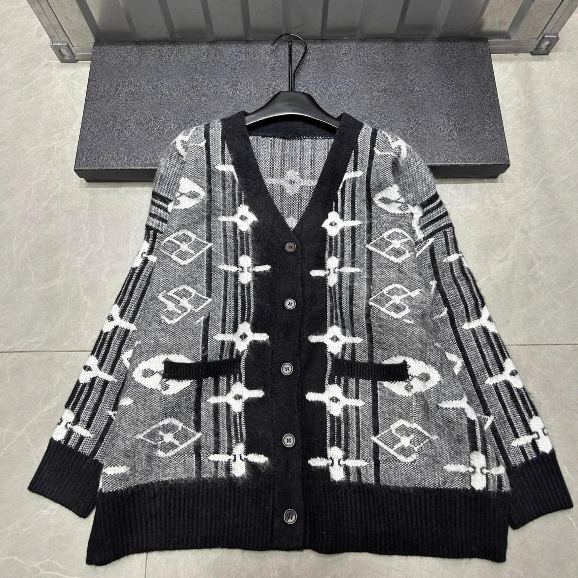 2025马海毛开衫外套女时尚秋冬新款慵懒风宽松百搭V领条纹毛衣潮