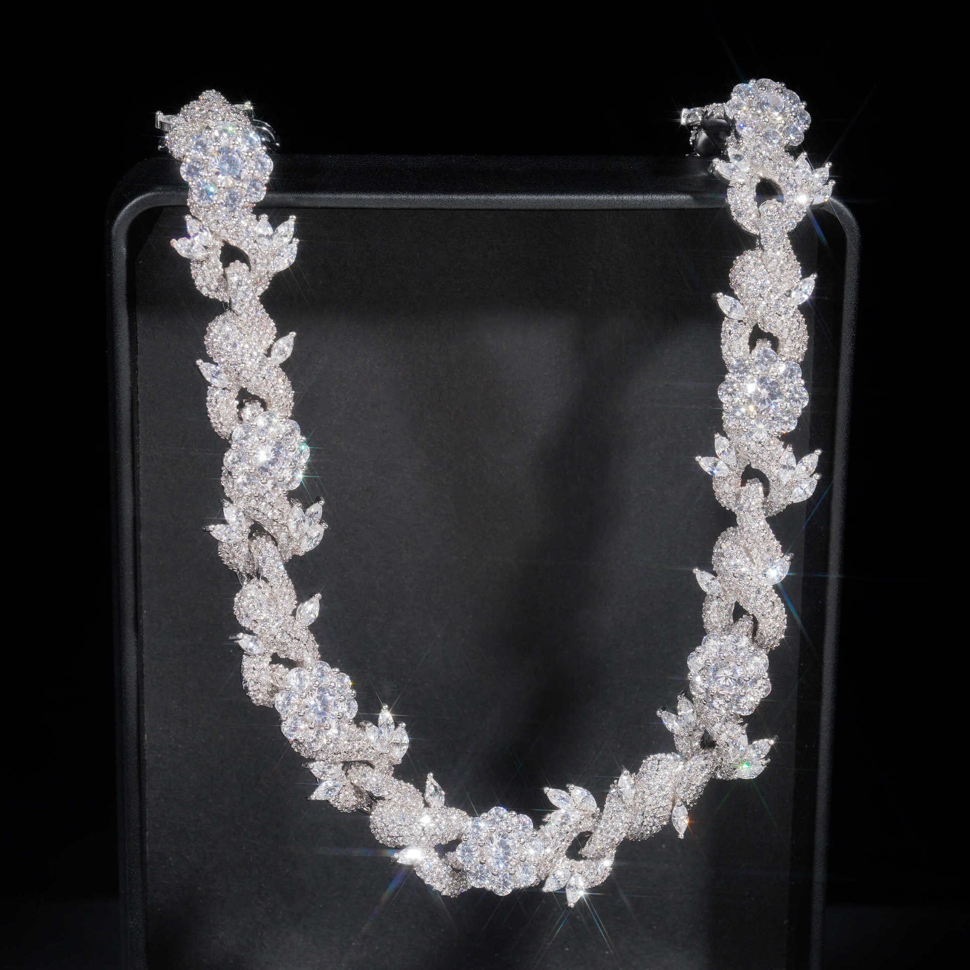 Set collana e bracciale a fiore con zirconi per donna_voghion.com