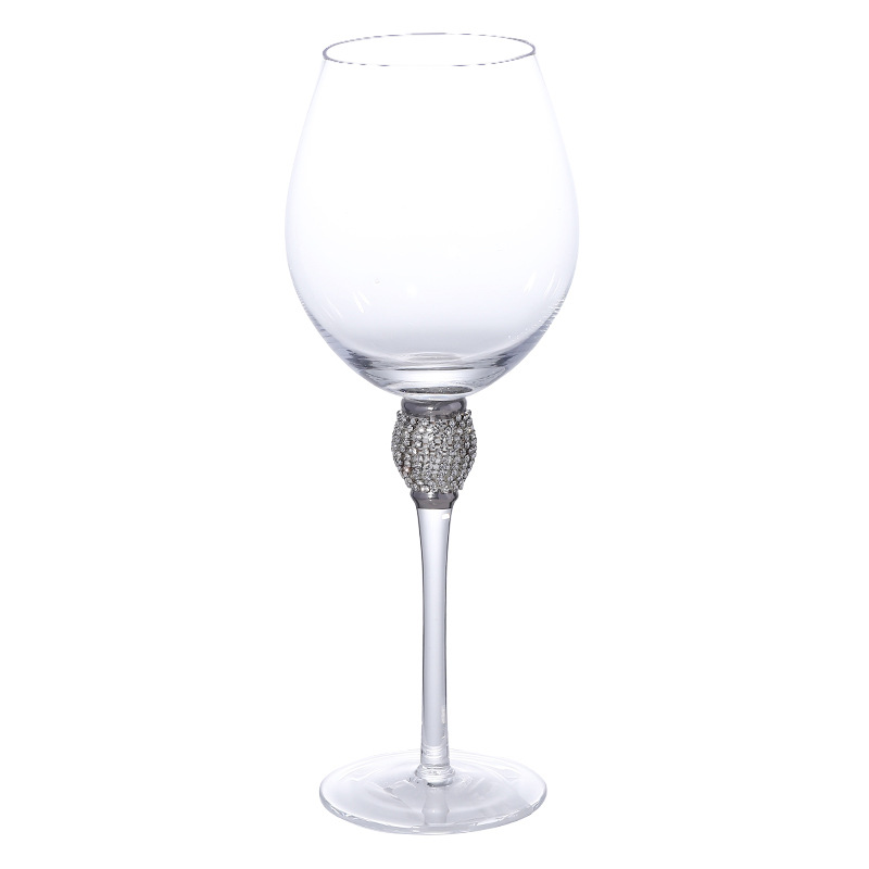 Copa de vino tinto envuelta en diamante de plata