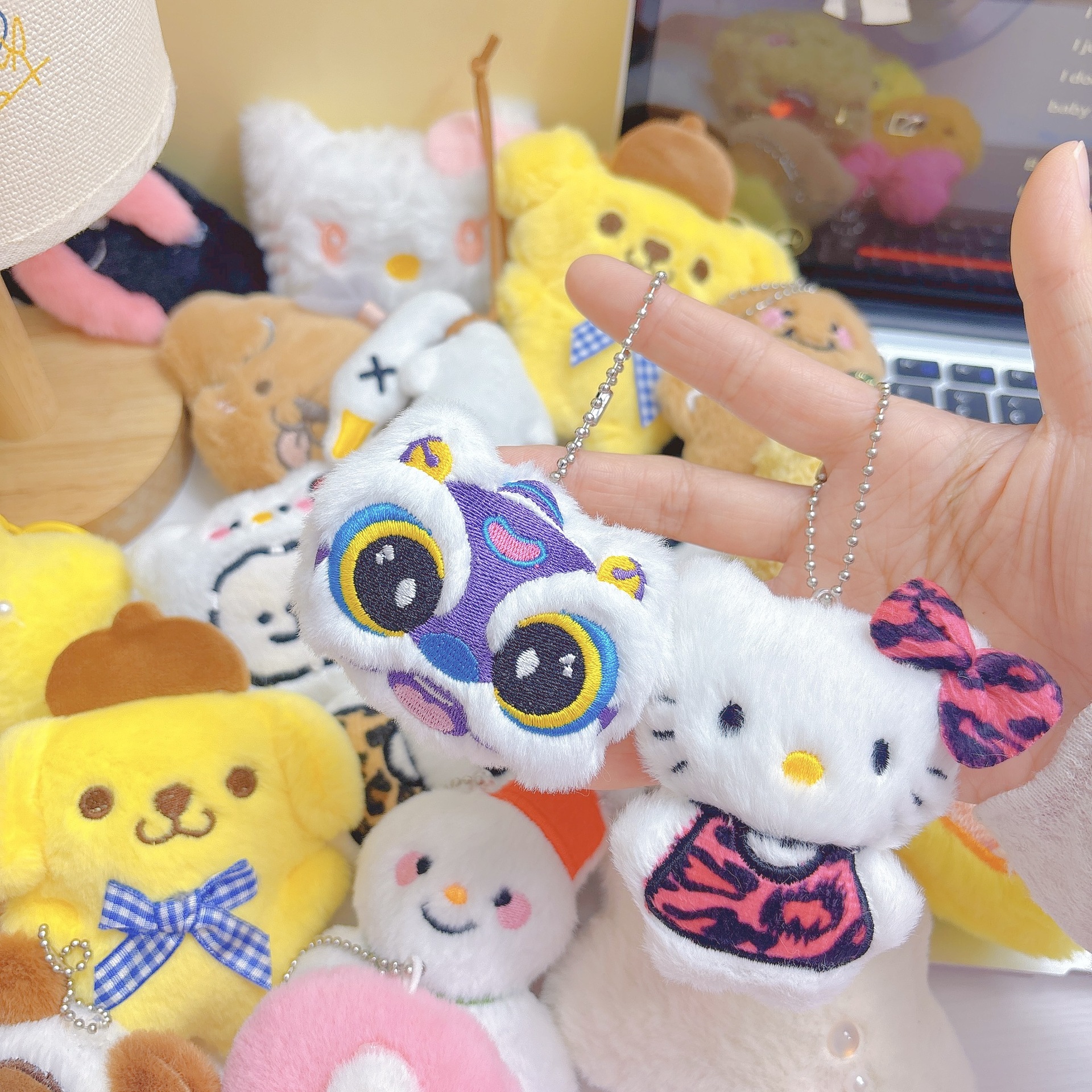 랜덤 1개 (중형 인형 구슬 체인 스타일 위주)