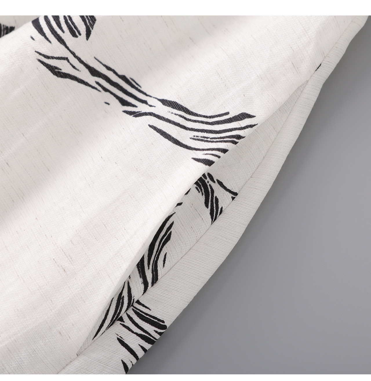 Đầm maxi nữ thắt eo cổ tròn không tay họa tiết in hoa phong cách nghỉ dưỡng — Đen trắng chi tiết 19