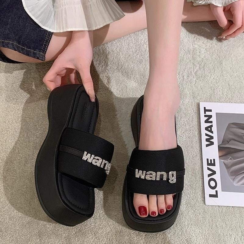 Zapatillas de mujer 2026 verano nuevo fondo grueso sandalinas de diamante moda versátil casuales anti-deslizante zapatillas frías