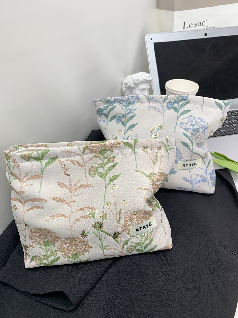 Bolsa de maquillaje, una pequeña bolsa fresca portátil de gran capacidad, bolsa de almacenamiento para productos de cuidado de la piel, bolsa de mano.