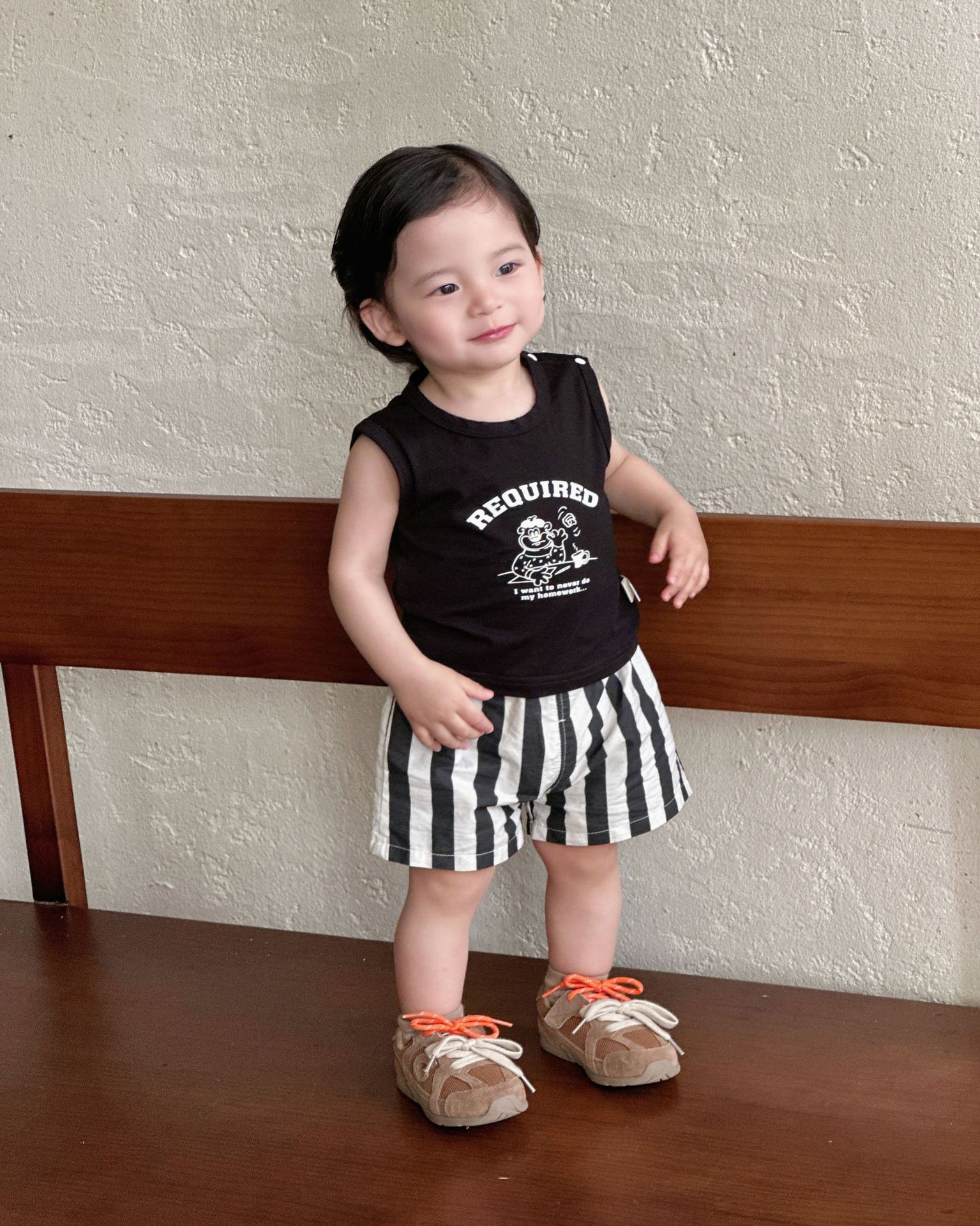 Traje de estilo coreano pequeño chaleco de bebé de verano con pantalones cortos a rayas, lindo juego de tres piezas de capa de panda