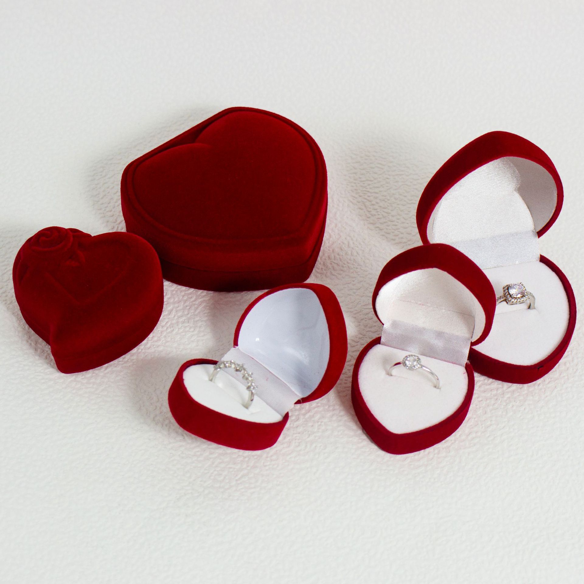 Caja de anillo de amor rojo Joyería Tres joyeros de oro Caja de juego de pulsera de oro Pendientes románticos Caja de almacenamiento de joyas