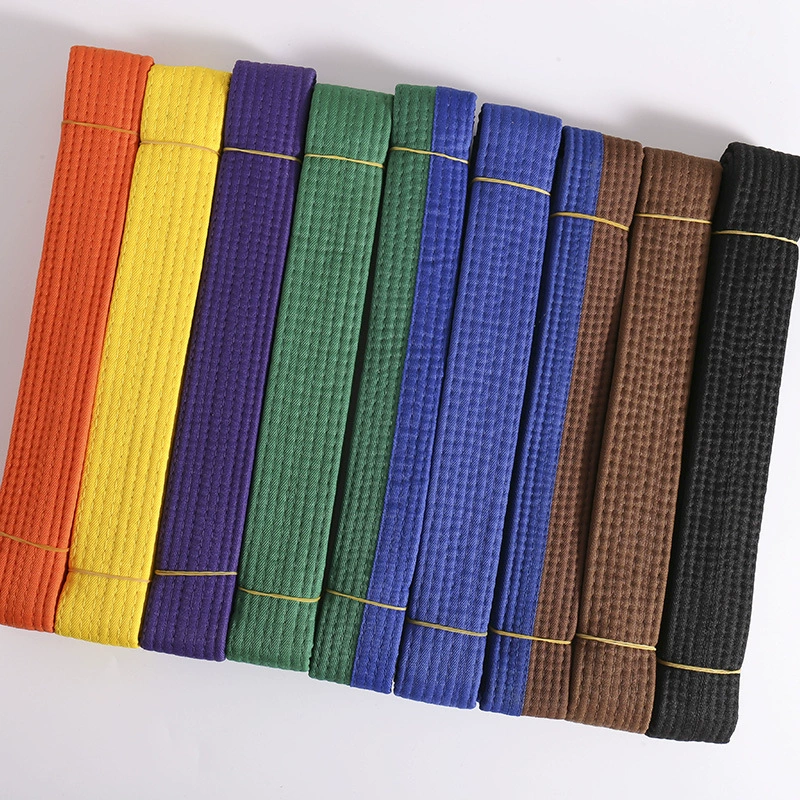 Обновление соревнований по таэквондо Каратэ с образцами Студенты с тренером с образцами