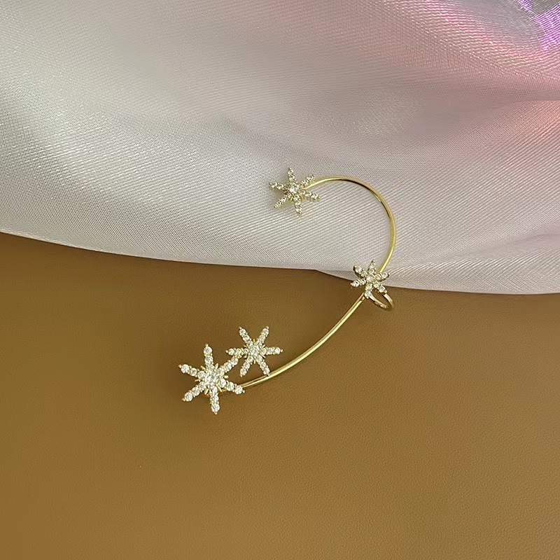 Clip de oreja de copo de nieve de estilo europeo y americano sin personalidad perforada de alta gama temperamento de moda diseño de nicho sentido gancho para la oreja clip de hueso para la oreja hembra